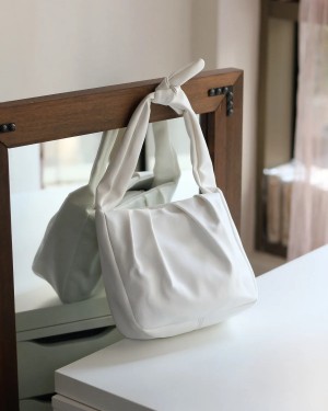 Kadın Beyaz Fiyonk Askılı Omuz Çantası