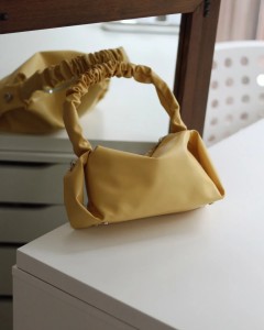  Kadın Sarı Büzgü Saplı Yumuşak Askılı Omuz Çantası