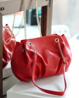 Kadın Kırmızı Bohça Yumuşak Zincir Detaylı Omuz Çantası