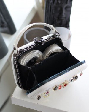 Kadın Beyaz kutu Formlu Aksesuarlı Baklava Desenli El Çantası Kadın Beyaz kutu Formlu Aksesuarlı Baklava Desenli El Çantası