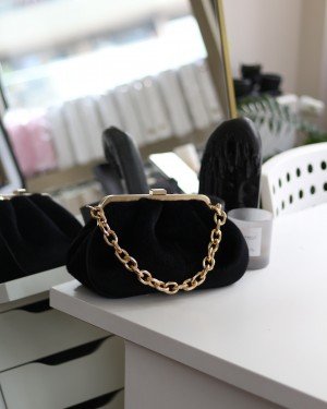 Kadın Siyah Kırçıllı Peluş Bohça Formlu Zincir Detaylı Çanta