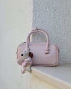 Kadın PudraAyıcık Maskotlu Tutma Saplı El & Omuz Çantası Kadın PudraAyıcık Maskotlu Tutma Saplı El & Omuz Çantası