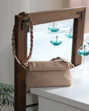 Kadın Nude Örgü Saplı Yumuşak Dokulu Büzgülü Omuz Çantası Kadın Nude Örgü Saplı Yumuşak Dokulu Büzgülü Omuz Çantası