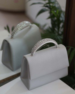 Kadın Gri Taş Tutma Detaylı Abiye Omuz Çantası Kadın Gri Taş Tutma Detaylı Abiye Omuz Çantası