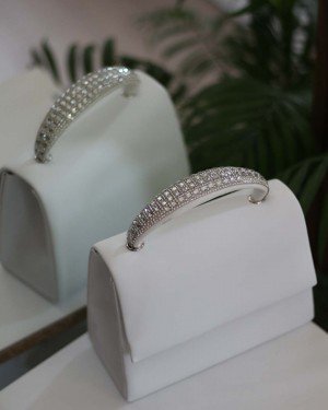 Kadın Beyaz Taş Tutma Detaylı Abiye Omuz Çantası Kadın Beyaz Taş Tutma Detaylı Abiye Omuz Çantası