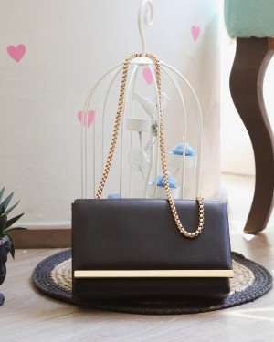 Siyah Yumuşak Doku Gold Şerit Kalıp Omuz Çantası Siyah Yumuşak Doku Gold Şerit Kalıp Omuz Çantası