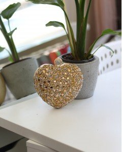 Kadın Gold Taş Detaylı Kalp Form Tutmalı Abiye Çanta Kadın Gold Taş Detaylı Kalp Form Tutmalı Abiye Çanta