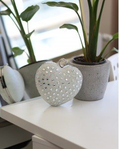 Kadın Beyaz Taş Detaylı Kalp Form Tutmalı Abiye Çanta Kadın Beyaz Taş Detaylı Kalp Form Tutmalı Abiye Çanta