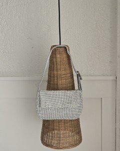 Kadın Parlak Silver Toka Detaylı Taş Dokuma Omuz Çantası Kadın Parlak Silver Toka Detaylı Taş Dokuma Omuz Çantası