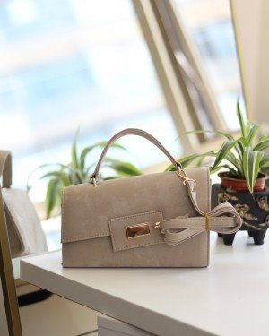 Kadın Bej Yamuk Form Gold Toka Detaylı Omuz Çantası Kadın Bej Yamuk Form Gold Toka Detaylı Omuz Çantası