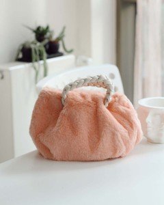 Mercan Peluş Örgü Sap El & Omuz Çantası Mercan Peluş Örgü Sap El & Omuz Çantası