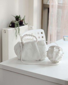 Beyaz Peluş Örgü Sap El & Omuz Çantası Beyaz Peluş Örgü Sap El & Omuz Çantası