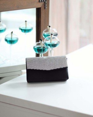 Siyah Taş Kapak Saten Zincirli Omuz Çantası Siyah Taş Kapak Saten Zincirli Omuz Çantası