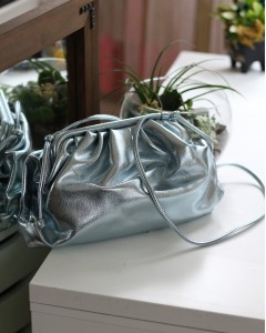 Kadın Metalik Mavi Bohça Form Kartlıklı Omuz Çantası