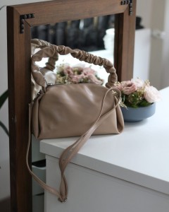 Kadın Vizon Büzgü Saplı Yumuşak Askılı Omuz Çantası Kadın Vizon Büzgü Saplı Yumuşak Askılı Omuz Çantası