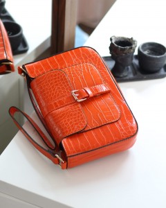 Kadın Turuncu Kroko Desenli Baget Omuz Çantası Kadın Turuncu Kroko Desenli Baget Omuz Çantası
