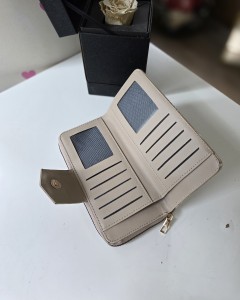 Kadın Krem Kroko Dokulu Büyük Boy Kartlık Detaylı Cüzdan Kadın Krem Kroko Dokulu Büyük Boy Kartlık Detaylı Cüzdan