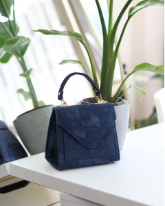 Kadın Lacivert Eskitme Doku Kapak Detaylı Askılı Omuz Çantası Kadın Lacivert Eskitme Doku Kapak Detaylı Askılı Omuz Çantası