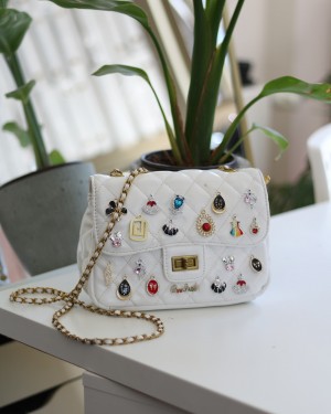 Kadın Beyaz Taş Aksesuar Detaylı Ayarlanabilir Askılı Omuz Çantası