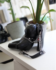 Siyah Ayıcık Maskot Detaylı Kalın Zincir Askılı Telefon Çantası