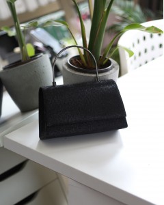 Kadın Siyah Metal Tutma Saplı Kapaklı Abiye Çanta Kadın Siyah Metal Tutma Saplı Kapaklı Abiye Çanta