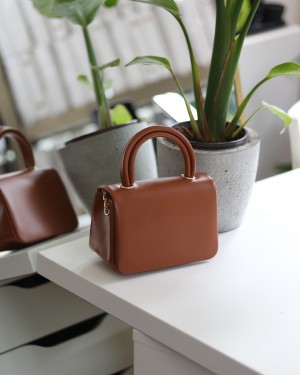 Taba Tutma Saplı Zincir Detaylı El Omuz Çantası