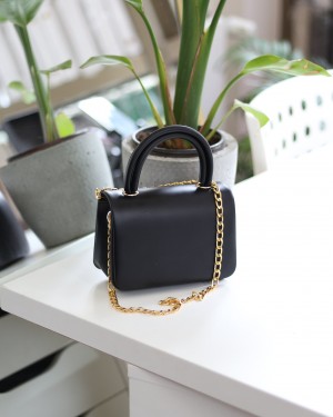 Siyah Tutma Saplı Zincir Detaylı El Omuz Çantası Siyah Tutma Saplı Zincir Detaylı El Omuz Çantası