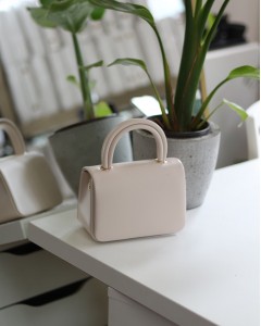 Krem Tutma Saplı Zincir Detaylı El Omuz Çantası Krem Tutma Saplı Zincir Detaylı El Omuz Çantası