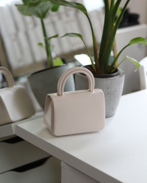 Krem Tutma Saplı Zincir Detaylı El Omuz Çantası Krem Tutma Saplı Zincir Detaylı El Omuz Çantası