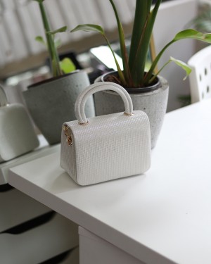 Beyaz Simli Zincir Tutma Detaylı Abiye El Çantası Beyaz Simli Zincir Tutma Detaylı Abiye El Çantası