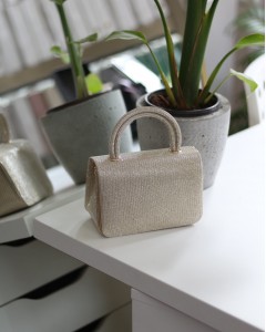 Gold Simli Tutma Saplı Zincir Detaylı Abiye El Çantası Gold Simli Tutma Saplı Zincir Detaylı Abiye El Çantası