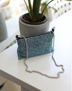 Kadın Mavi Parlak Taş Dokuma Abiye Zincirli Omuz Çantası Kadın Mavi Parlak Taş Dokuma Abiye Zincirli Omuz Çantası