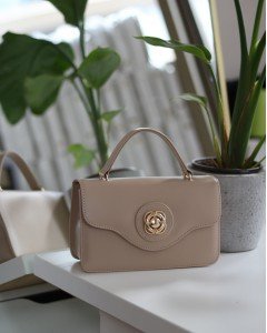 Kadın Nude Gold Oval Toka Detaylı Yumuşak Deri El Omuz Çantası Kadın Nude Gold Oval Toka Detaylı Yumuşak Deri El Omuz Çantası