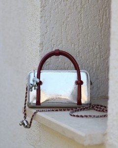 Kadın Silver Bordo Eskitme Dokulu Maskot Detaylı El ve Omuz Çantası Kadın Silver Bordo Eskitme Dokulu Maskot Detaylı El ve Omuz Çantası