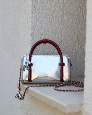 Kadın Silver Bordo Eskitme Dokulu Maskot Detaylı El ve Omuz Çantası Kadın Silver Bordo Eskitme Dokulu Maskot Detaylı El ve Omuz Çantası