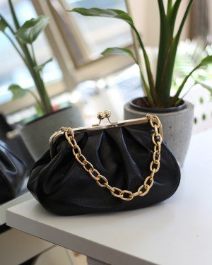 Kadın Siyah Bohça Formlu Zincir Detaylı Çanta Kadın Siyah Bohça Formlu Zincir Detaylı Çanta