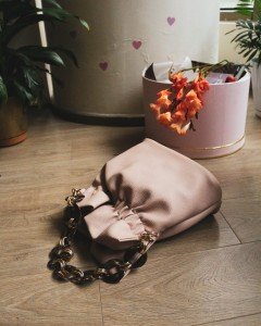 Gül Kurusu Büzgülü Zincir Detaylı El Çantası Gül Kurusu Büzgülü Zincir Detaylı El Çantası