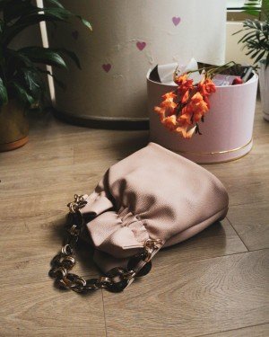 Gül Kurusu Büzgülü Zincir Detaylı El Çantası Gül Kurusu Büzgülü Zincir Detaylı El Çantası