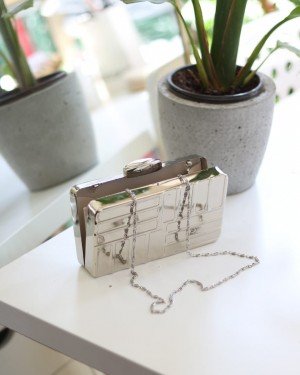 Kadın Silver Metal Asimetrik Çizgi Detaylı Abiye Çanta Kadın Silver Metal Asimetrik Çizgi Detaylı Abiye Çanta