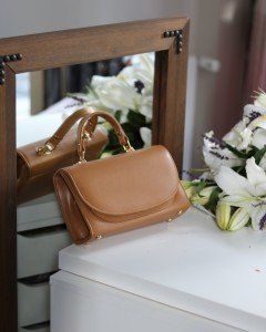 Kadın Karamel Oval Kapak Detaylı Askılı Omuz Çantası Kadın Karamel Oval Kapak Detaylı Askılı Omuz Çantası