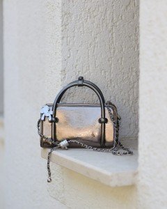 Kadın Platin Eskitme Dokulu Maskot Detaylı El ve Omuz Çantası Kadın Platin Eskitme Dokulu Maskot Detaylı El ve Omuz Çantası