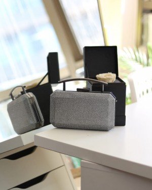 Kadın Platin Metal Tutma Sap Detaylı Çizgi Doku Abiye Çanta