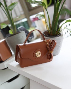 Kadın Taba Gold Oval Toka Detaylı Yumuşak Deri El Omuz Çantası Kadın Taba Gold Oval Toka Detaylı Yumuşak Deri El Omuz Çantası