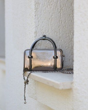 Kadın Platin Eskitme Dokulu Maskot Detaylı El ve Omuz Çantası