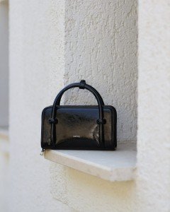 Kadın Siyah Eskitme Dokulu Maskot Detaylı El ve Omuz Çantası Kadın Siyah Eskitme Dokulu Maskot Detaylı El ve Omuz Çantası