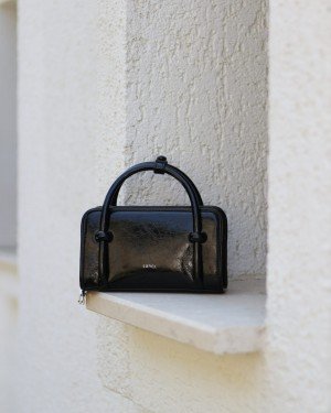 Kadın Siyah Eskitme Dokulu Maskot Detaylı El ve Omuz Çantası Kadın Siyah Eskitme Dokulu Maskot Detaylı El ve Omuz Çantası