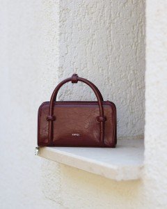 Kadın Bordo Eskitme Dokulu Maskot Detaylı El ve Omuz Çantası Kadın Bordo Eskitme Dokulu Maskot Detaylı El ve Omuz Çantası