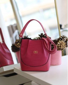 Kadın Fuşya Dokulu Büzgü Detay El & Omuz Çantası Kadın Fuşya Dokulu Büzgü Detay El & Omuz Çantası