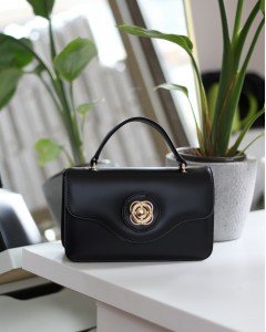 Kadın Siyah Gold Oval Toka Detaylı Yumuşak Deri El Omuz Çantası Kadın Siyah Gold Oval Toka Detaylı Yumuşak Deri El Omuz Çantası