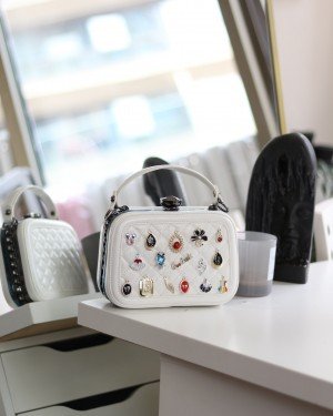 Kadın Beyaz kutu Formlu Aksesuarlı Baklava Desenli El Çantası